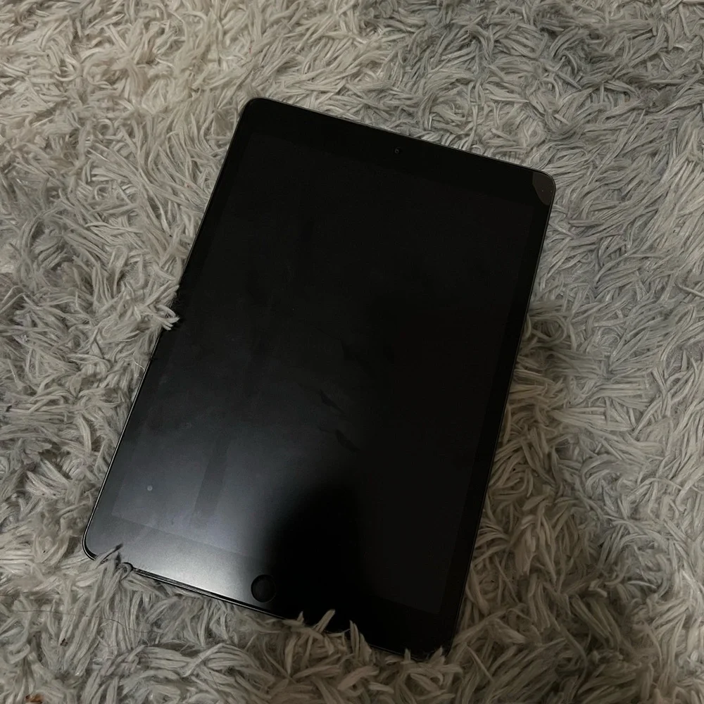 Used IPad 7th Generation. 32 GB. Good condition. No scratches or dents!